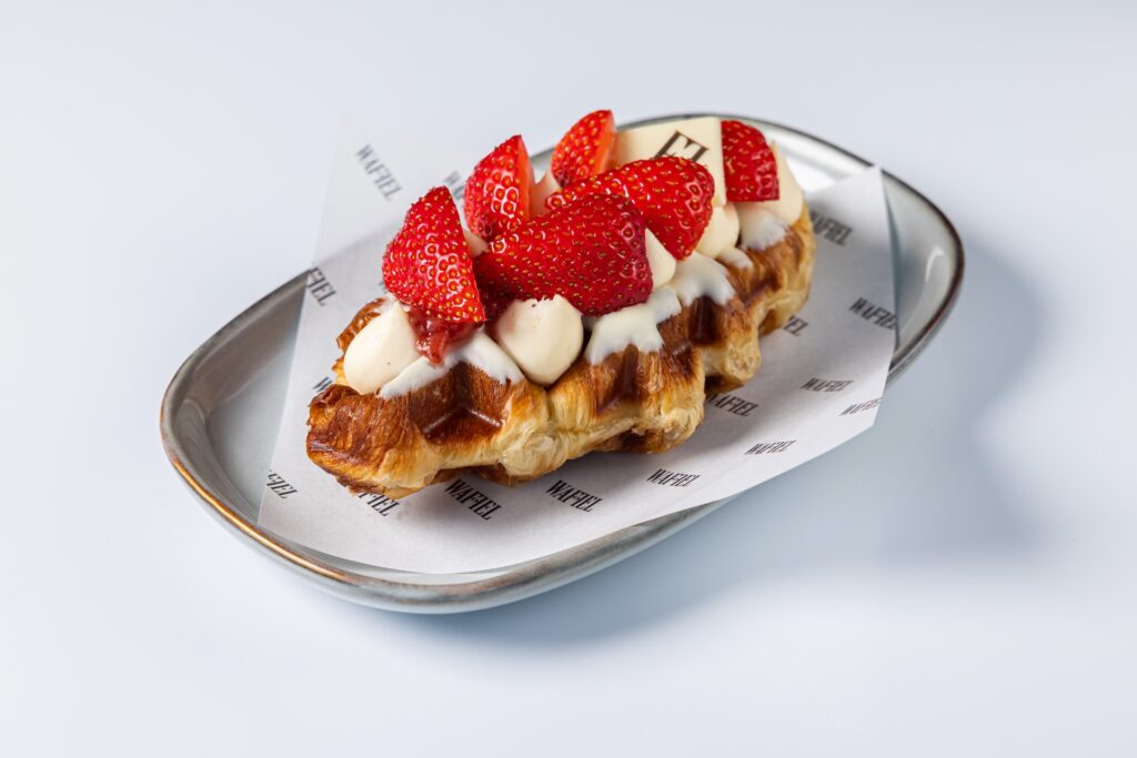 STRAWBERRY CHEESECAKE WAFFEL
